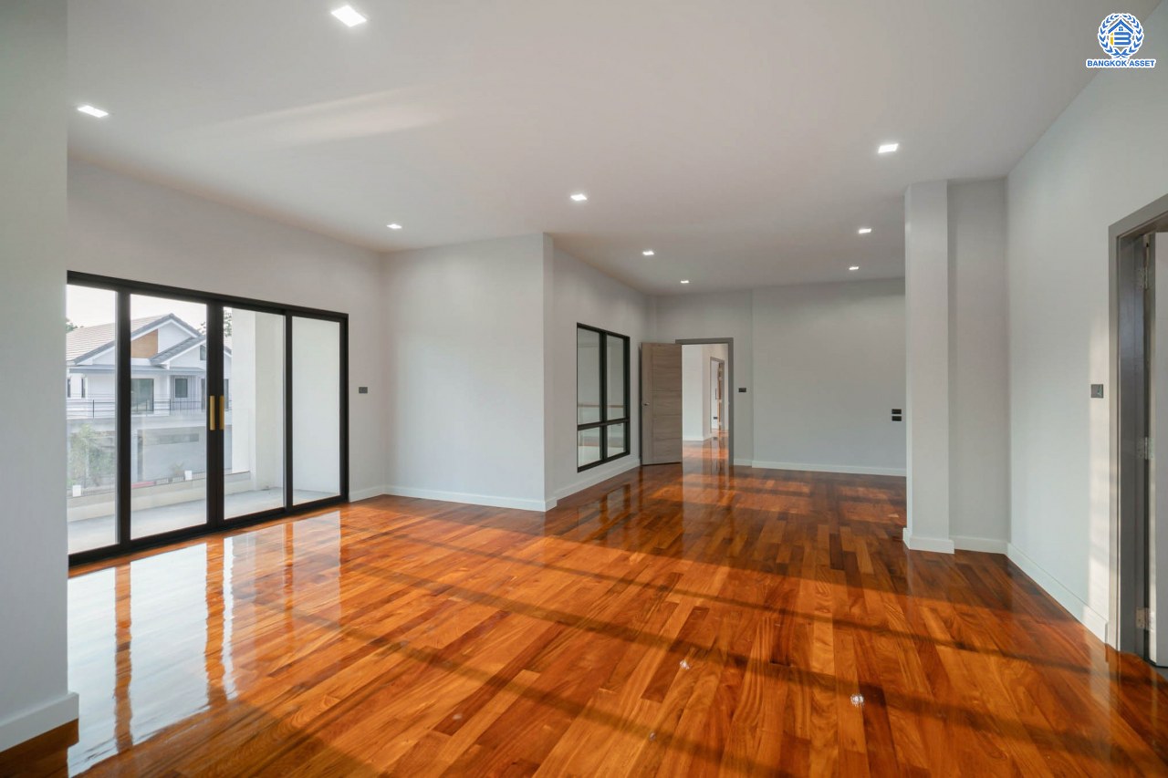 บ้านมือสองตกแต่งใหม่ โครงการ กฤษดานคร20 ปิ่นเกล้า-บรมราชชนนี บ้านหลังมุม ติดทะเลสาบ บนเนื้อที่กว้างมากถึง 238 ตร.ว. ตกแต่งด้วยวัสดุเกรดพรีเมี่ยม ฟังก์ชัน 5 ห้องนอน 6 ห้องน้ำ 1 ห้องอเนกประสงค์ 4 ที่จอดรถ พร้อมทั้งเปลี่ยนระบบไฟฟ้า สุขาภิบาล ทำเลศักยภาพ ติดถนนบรมราชชนนี ใกล้มหาวิทยาลัยมหิดล และเพียง 10 นาทีถึงเซ็นทรัล ปิ่นเกล้า